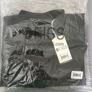 Figs scrub top (new in package)